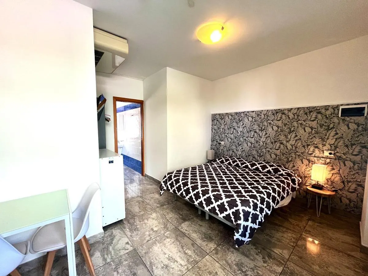 Residence Frontemare Римини 2*,